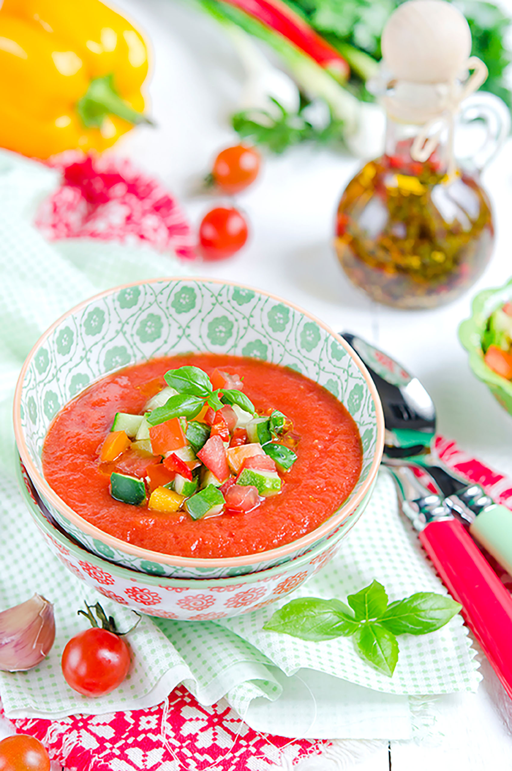 frische_sommerliche_Suppe-mit-einem_Mix_aus_frischem_Gemüse