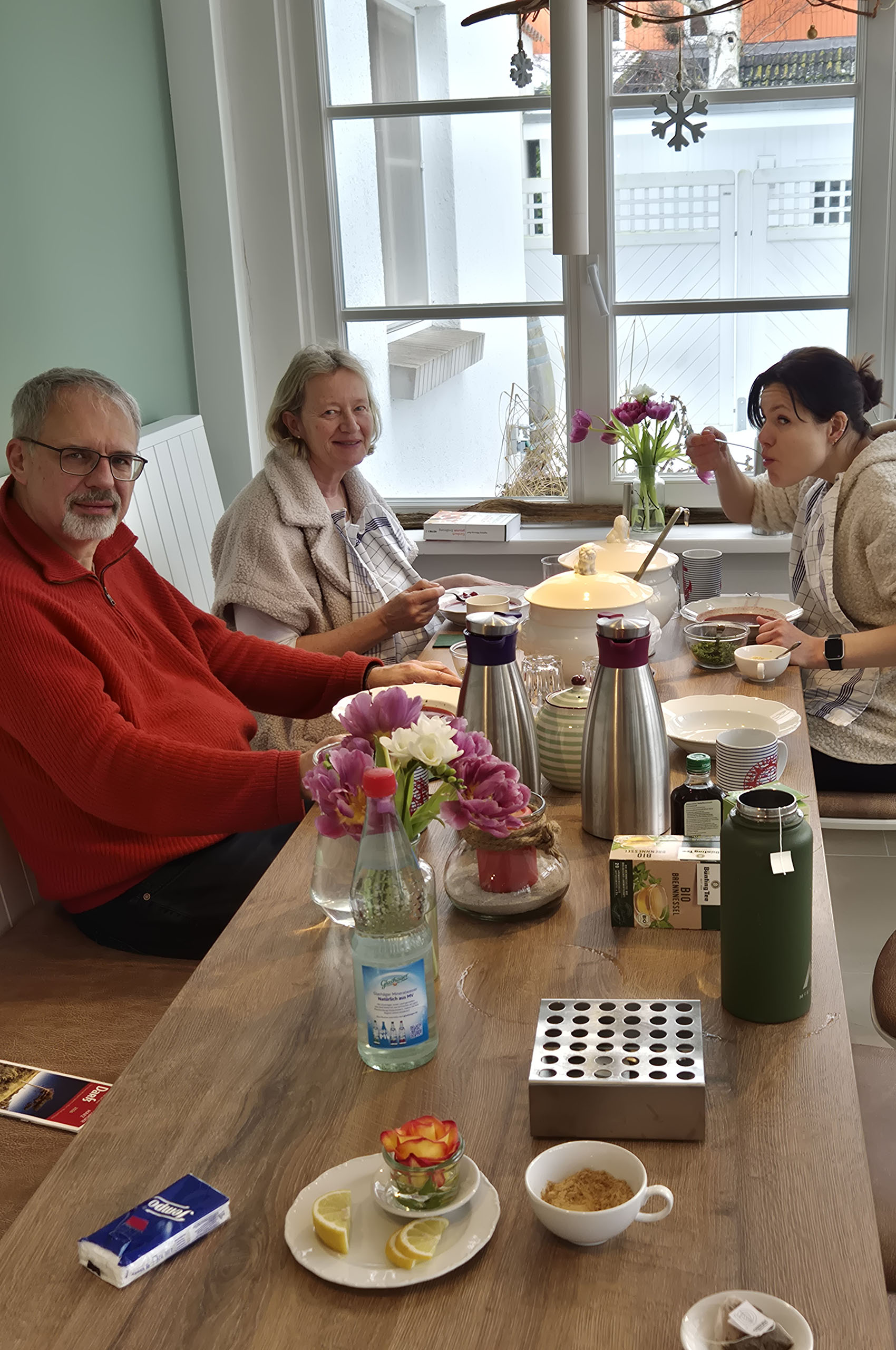 Zwei_Frauen_und_ein_Mann_sitzen_am_Tisch_und_essen_Suppe